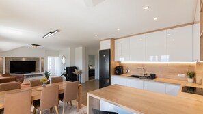 Kühlschrank, Mikrowelle, Ofen, Geschirrspüler