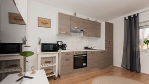 Coffee/tea maker, fridge, microwave, oven