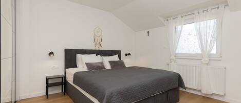 4 bedrooms, iron/ironing board, free WiFi, bed sheets