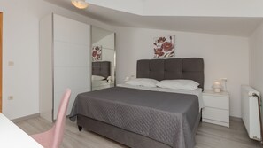 4 bedrooms, iron/ironing board, free WiFi, bed sheets