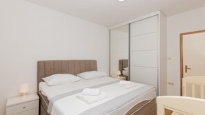 4 bedrooms, iron/ironing board, free WiFi, bed sheets