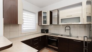 Kjøleskap, mikrobølgeovn, ovn og oppvaskmaskin