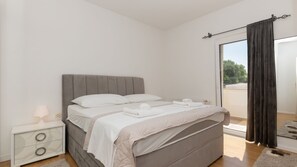 4 bedrooms, iron/ironing board, free WiFi, bed sheets