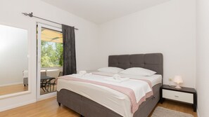 4 bedrooms, iron/ironing board, free WiFi, bed sheets - Villa Tea - Makarska by Villas Guide (Gornji Vinjani)