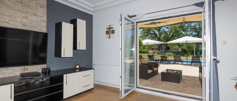 المنشأة من الداخل