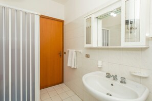 Bruser, hårtørrer, håndklæder
