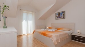 6 bedrooms, iron/ironing board, free WiFi, bed sheets