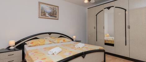 6 bedrooms, iron/ironing board, free WiFi, bed sheets