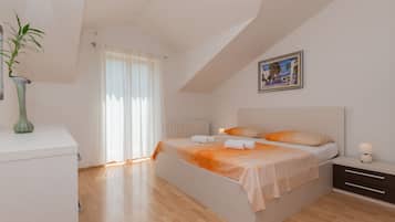 6 makuuhuonetta, silitysrauta/-lauta, ilmainen Wi-Fi, vuodevaatteet