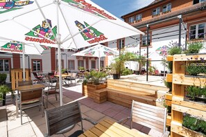 Outdoor dining - Room 'Double Room 4' with Shared Garden and Wi-Fi (St Blasien)