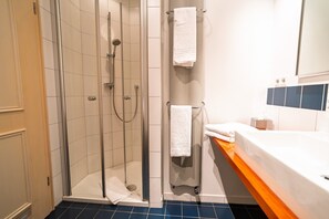 Shower, hair dryer - Room 'Double Room 4' with Shared Garden and Wi-Fi (St Blasien)