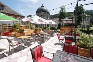 Outdoor dining - Room 'Double Room 4' with Shared Garden and Wi-Fi (St Blasien)