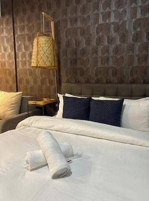 Iron/ironing board, bed sheets
