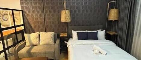 1 dormitorio, tabla de planchar con plancha, ropa de cama