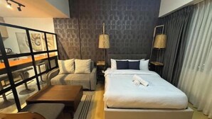 1 bedroom, iron/ironing board, bed sheets - Cozy studio unit in Avant BGC (Taguig)