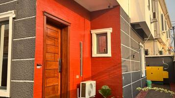 Casa, 4 quartos, piscina particular, vista para a cidade | Fachada