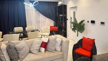 House, 4 Bedrooms, Private Pool, City View | Living room