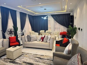 Casa, 4 quartos, piscina particular, vista para a cidade | Sala de estar