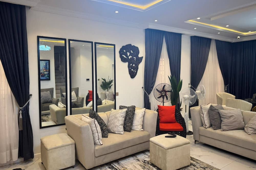 Serene Oasis in Lagos - Private Pool & Relaxing Ambiance