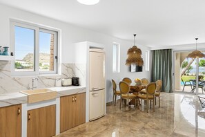 Fridge, oven, stovetop, electric kettle - Le Palme Beach Rhodes- Ocean Pearl Villa (Χαράκι)
