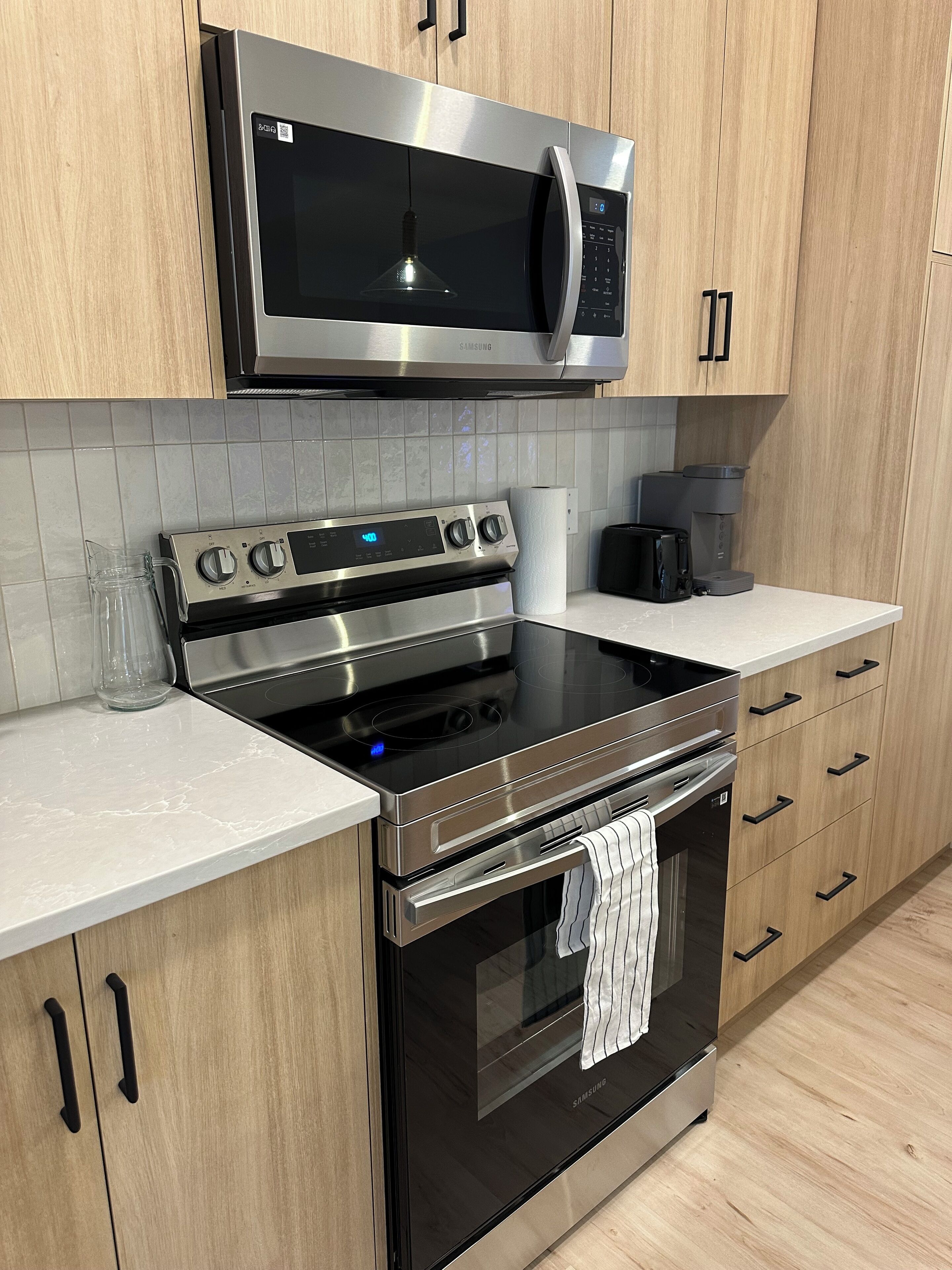 Refrigerador, microondas, horno y parrilla de estufa 