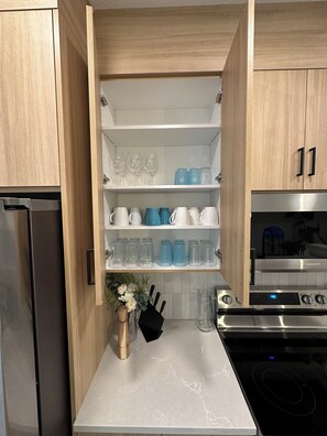 冰箱、微波炉、烤箱、炉灶