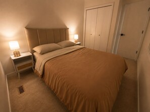 3 bedrooms, iron/ironing board, free WiFi, bed sheets - Sol & Sandstone – Mykonos-Inspired Modern Retreat (Cochrane)