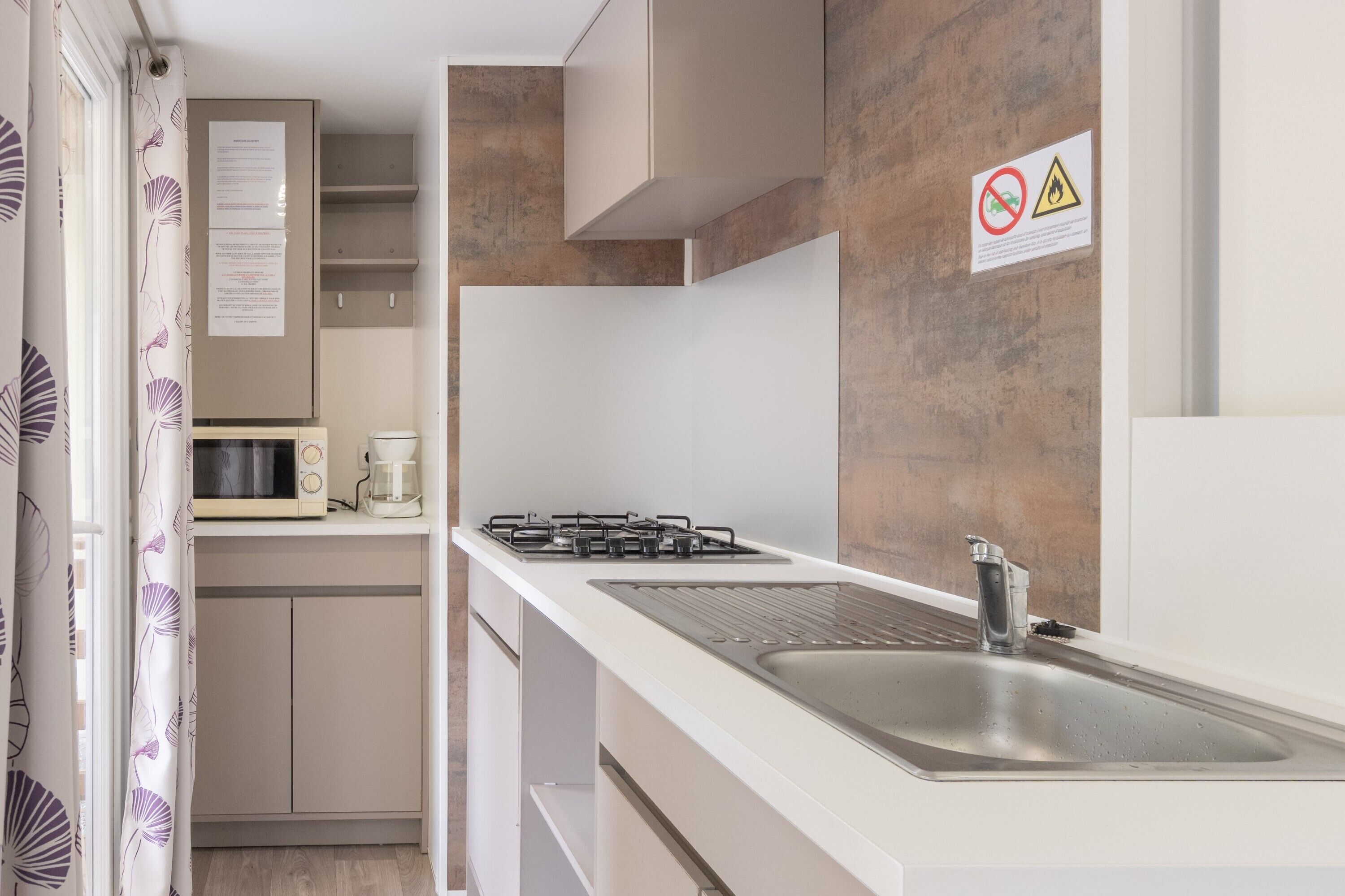 Réfrigérateur, micro-ondes, cafetière/bouilloire