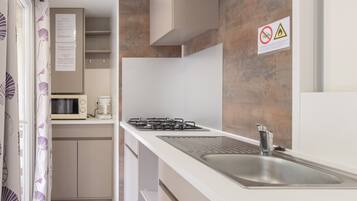 Réfrigérateur, micro-ondes, cafetiÚre/bouilloire