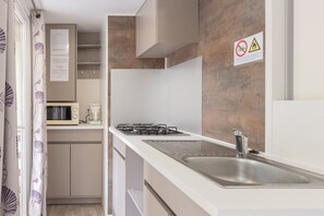 Fridge, microwave, coffee/tea maker, cookware/dishes/utensils