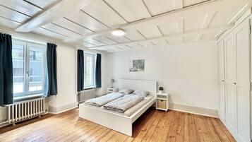 Business Apartment | Escritorio, espacio para trabajar con laptop y cortinas blackout