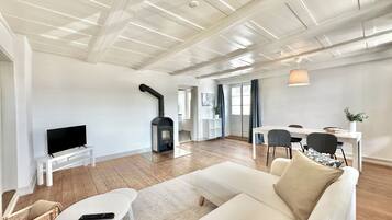 Business Apartment | Living area | Flat-screen TV