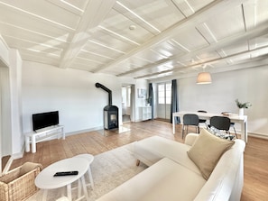 Business Apartment | Zona de estar | Una televisión de pantalla plana