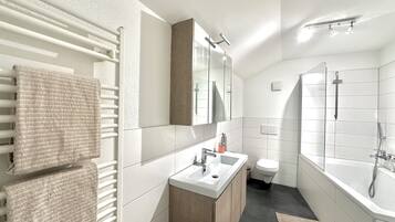 Business Apartment | Bathroom | Hair dryer, towels, soap, shampoo