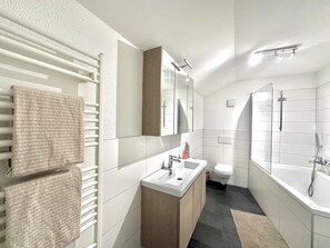Business Apartment | 浴室 | 吹風機、毛巾、肥皂、洗髮精
