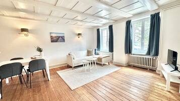 Business Apartment | Living area | Flat-screen TV