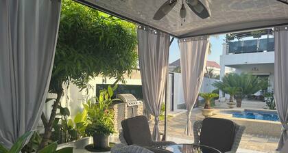 Petit Hambourg guest house by the pool