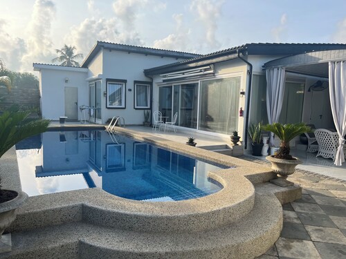 Petit Hambourg guest house by the pool