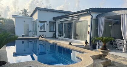 Petit Hambourg guest house by the pool