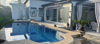 Petit Hambourg guest house by the pool