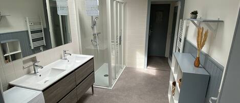 Douche, serviettes fournies, savon, papier toilette