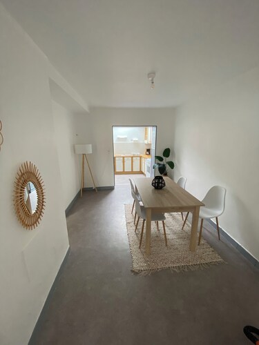 Seasonal house rental