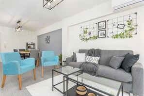 Apartment, City View | Living room | 50-inch Smart TV with digital channels, streaming services - Amore 2-BR Apt By Finikoudes (Larnaca)