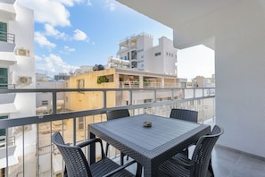 Apartamento, vista para a cidade | Sacada