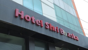 A building with a sign that reads "Hotel Shri Bhasma." - Hotel Shri Bhaskar (Bareilly)
