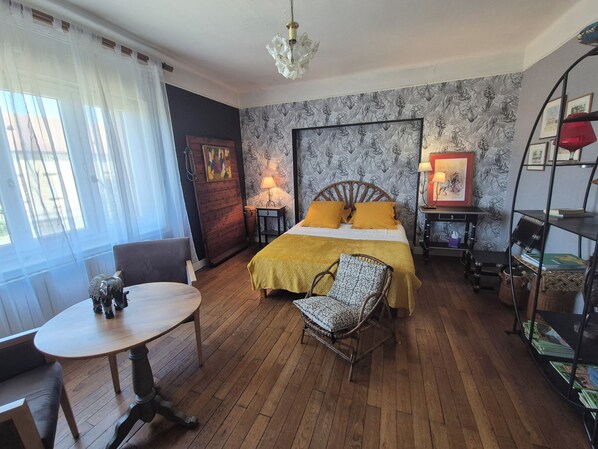 1 camera, ferro/asse da stiro, lenzuola