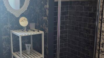 SĂšche-cheveux, serviettes fournies, savon, papier toilette
