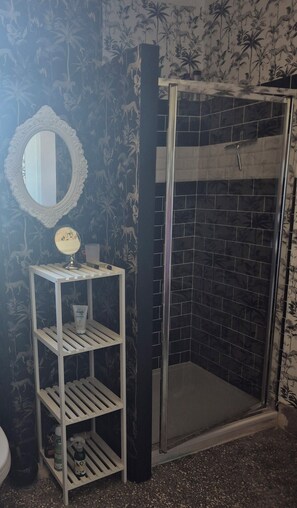 SĂšche-cheveux, serviettes fournies, savon, papier toilette