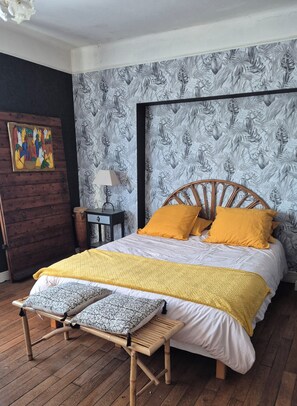 1 habitación, tabla de planchar con plancha y ropa de cama 