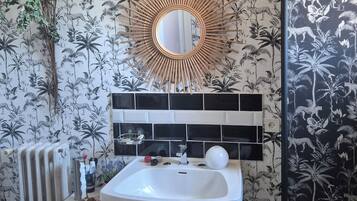 SĂšche-cheveux, serviettes fournies, savon, papier toilette